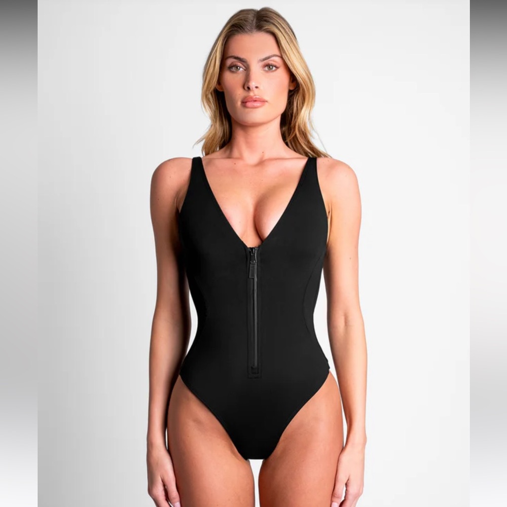 TA3 Cheeky Plungey Zip. Black. Size Large, Short